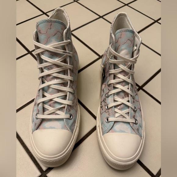 Converse Women's Chuck Taylor Lift Platform in Light Dew / Egret / Silver - Picture 3 of 6